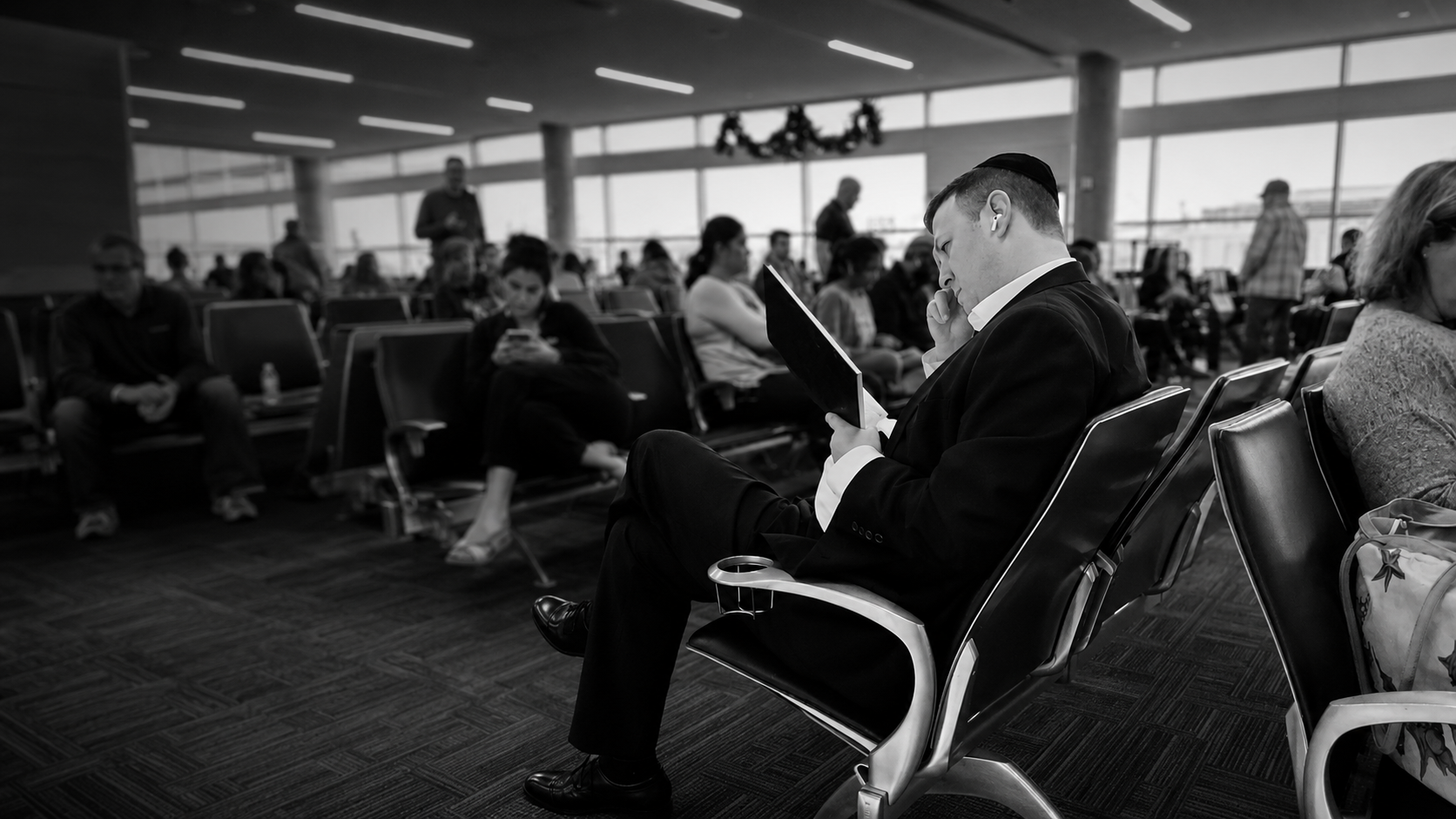Chananya Kramer learning the Daf while waiting in an airport